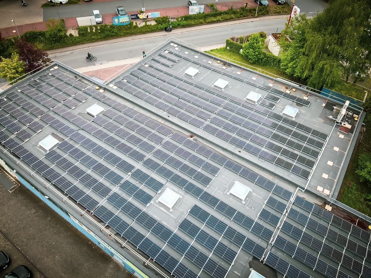 Gewerbe-PV: Wann sich Hallendächer zwischen Mannheim und Darmstadt rechnen