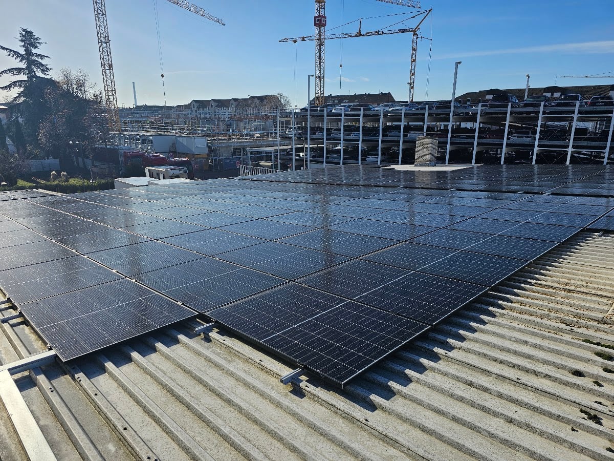Flachdach-PV 2026: Lohnt sich Solar auf dem Flachdach?