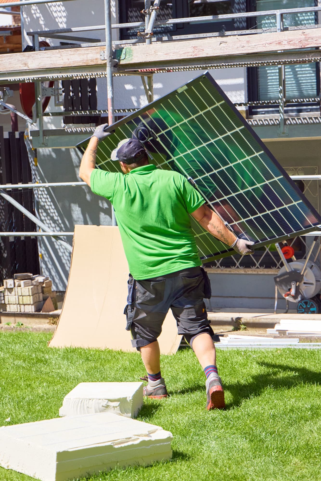 Montage einer PV-Anlage durch das Serious-Solar-Team