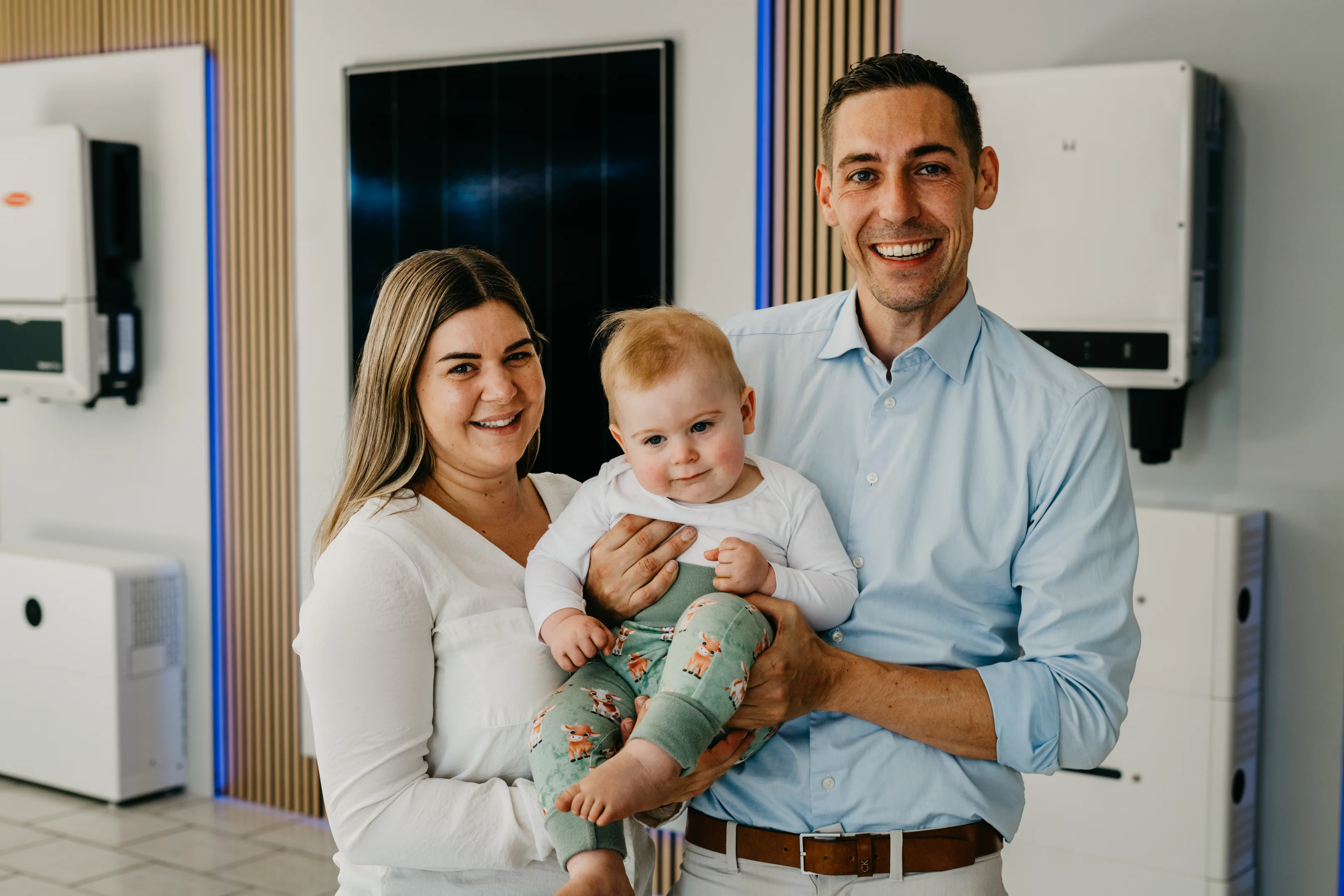 Familie Ernst im Showroom von SERIOUS SOLAR