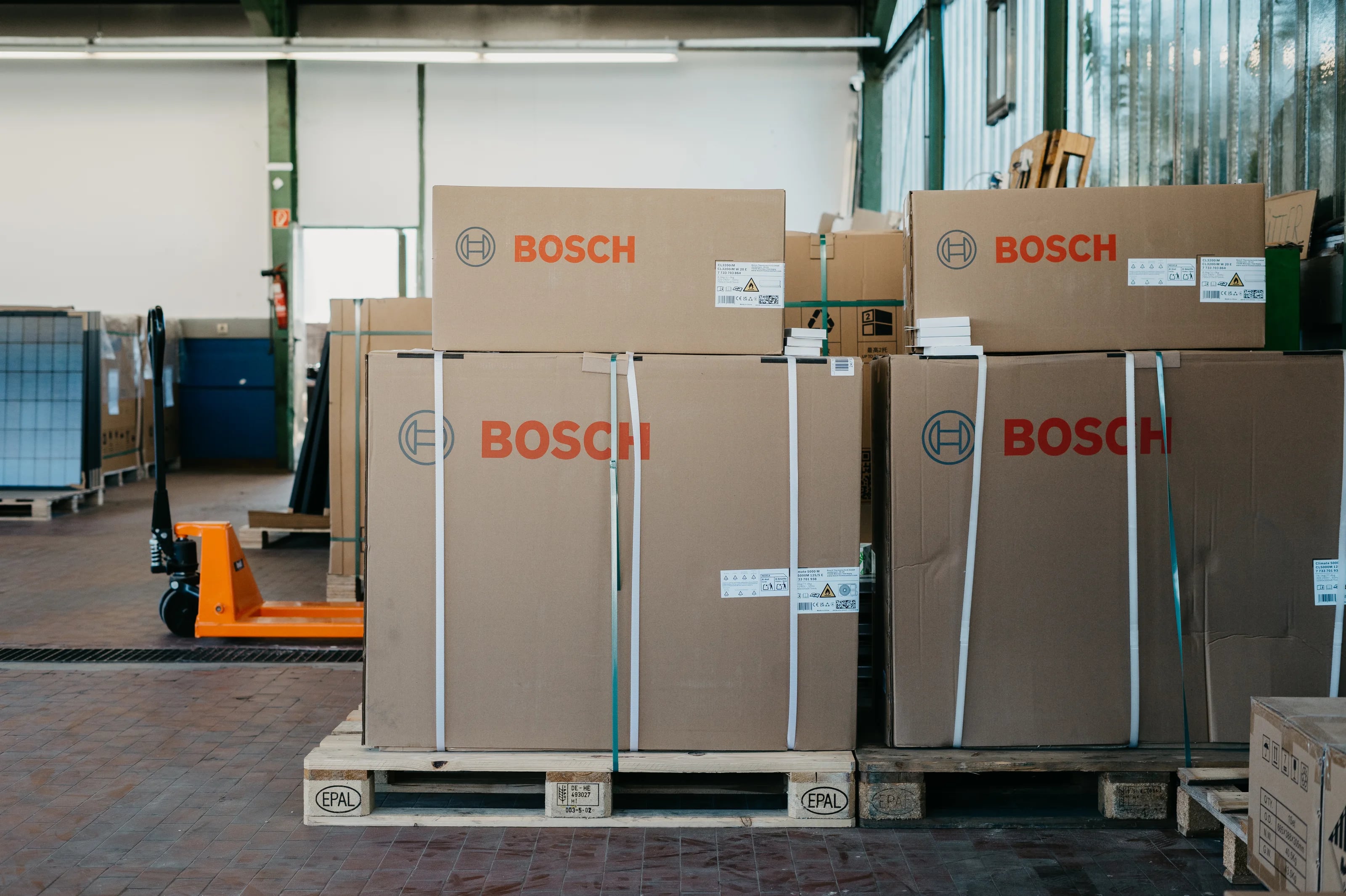 Wärmepumpen und Klimageräte verpackt im Lager