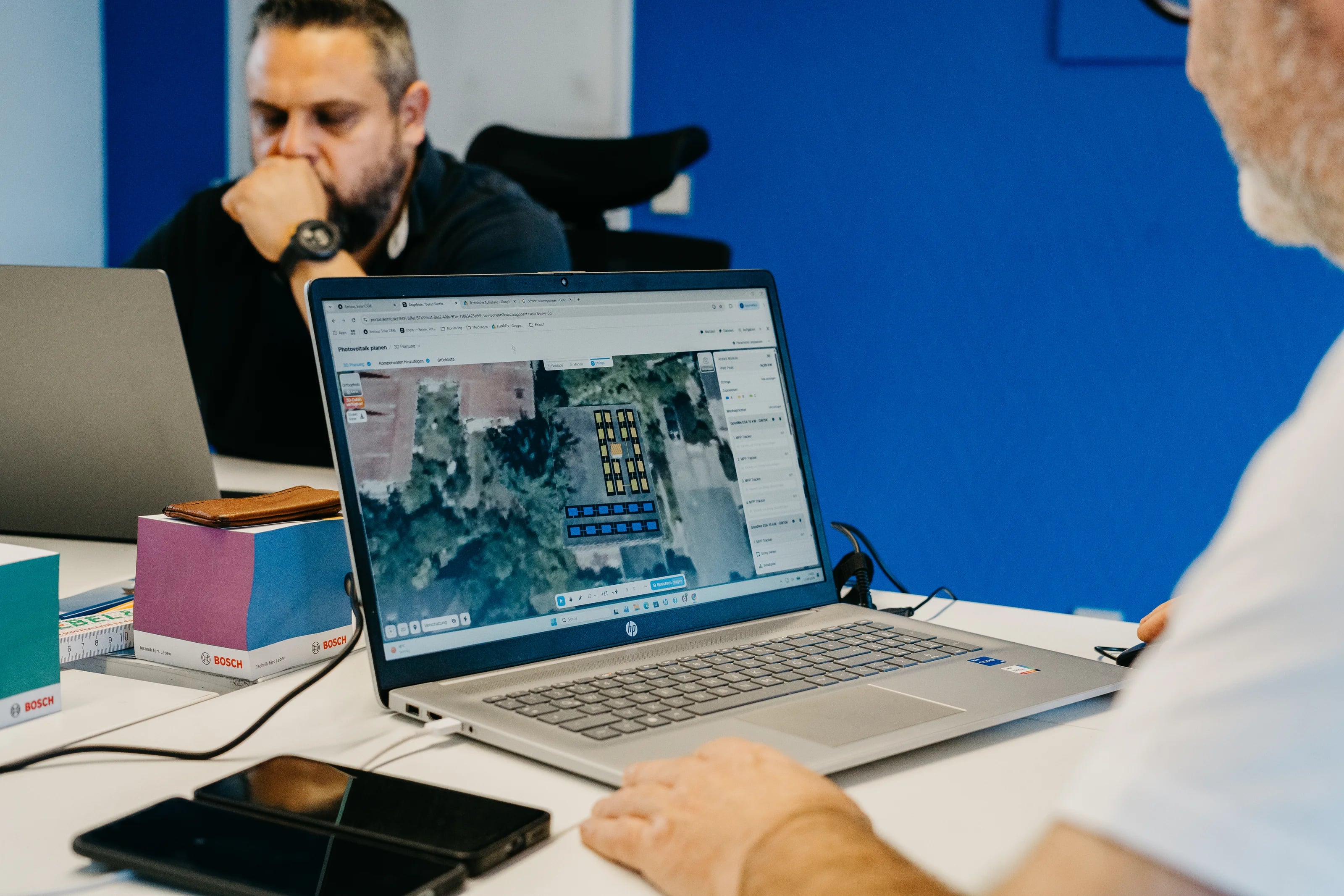 PV-Planung am Laptop auf einem Luftbild des Daches