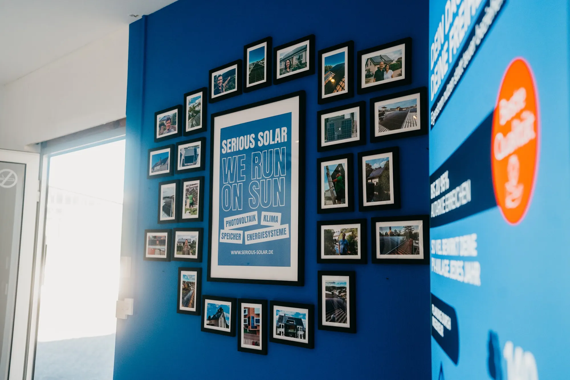 Referenzwand WE RUN ON SUN mit Fotos realisierter Anlagen