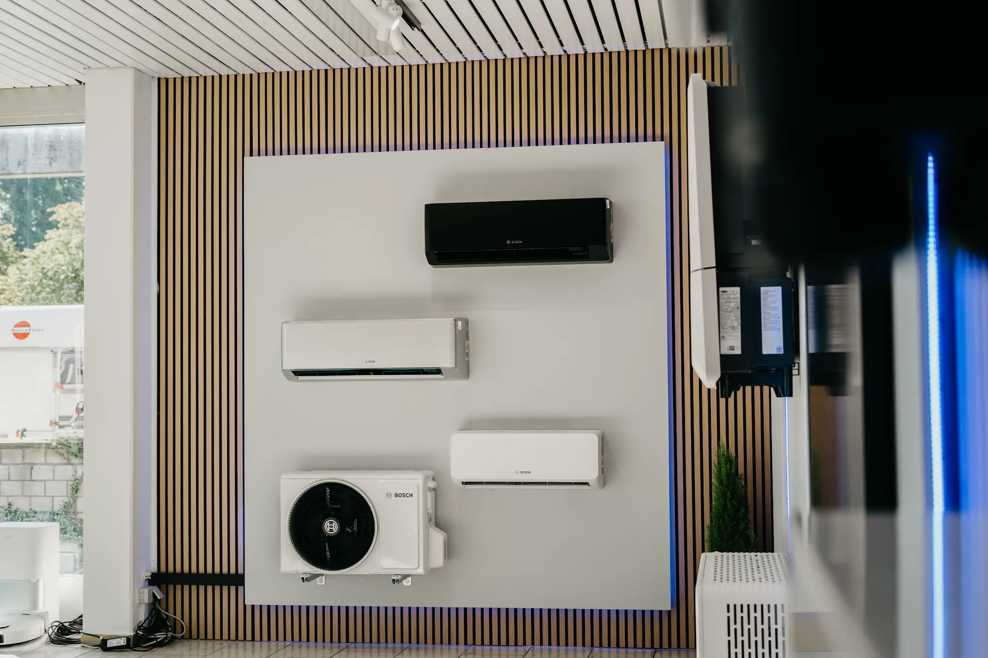 Klimageräte und Außeneinheit an der Produktwand im Showroom