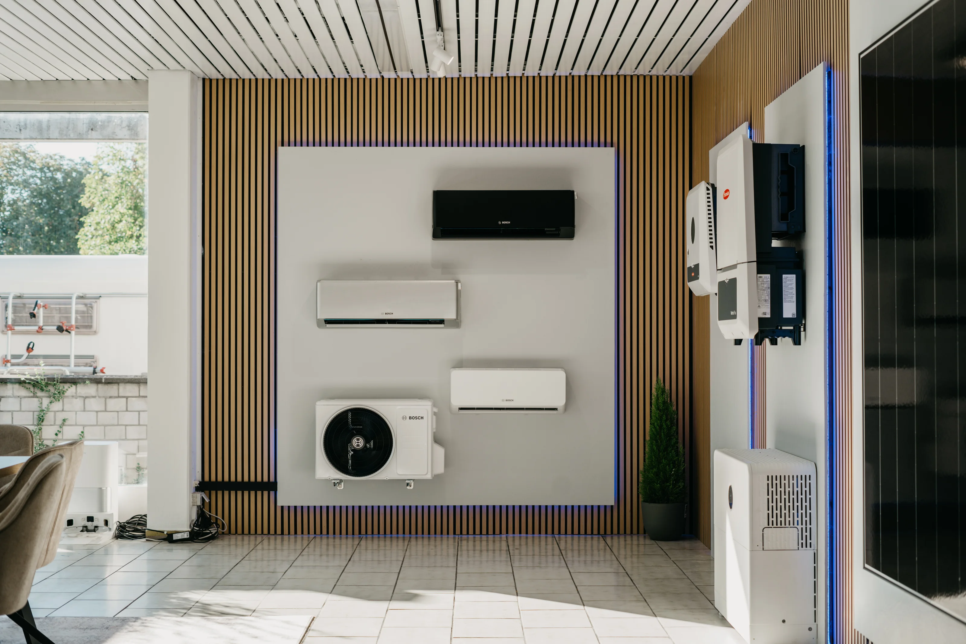Klimaanlagen mit Außengerät zum Anfassen im Showroom