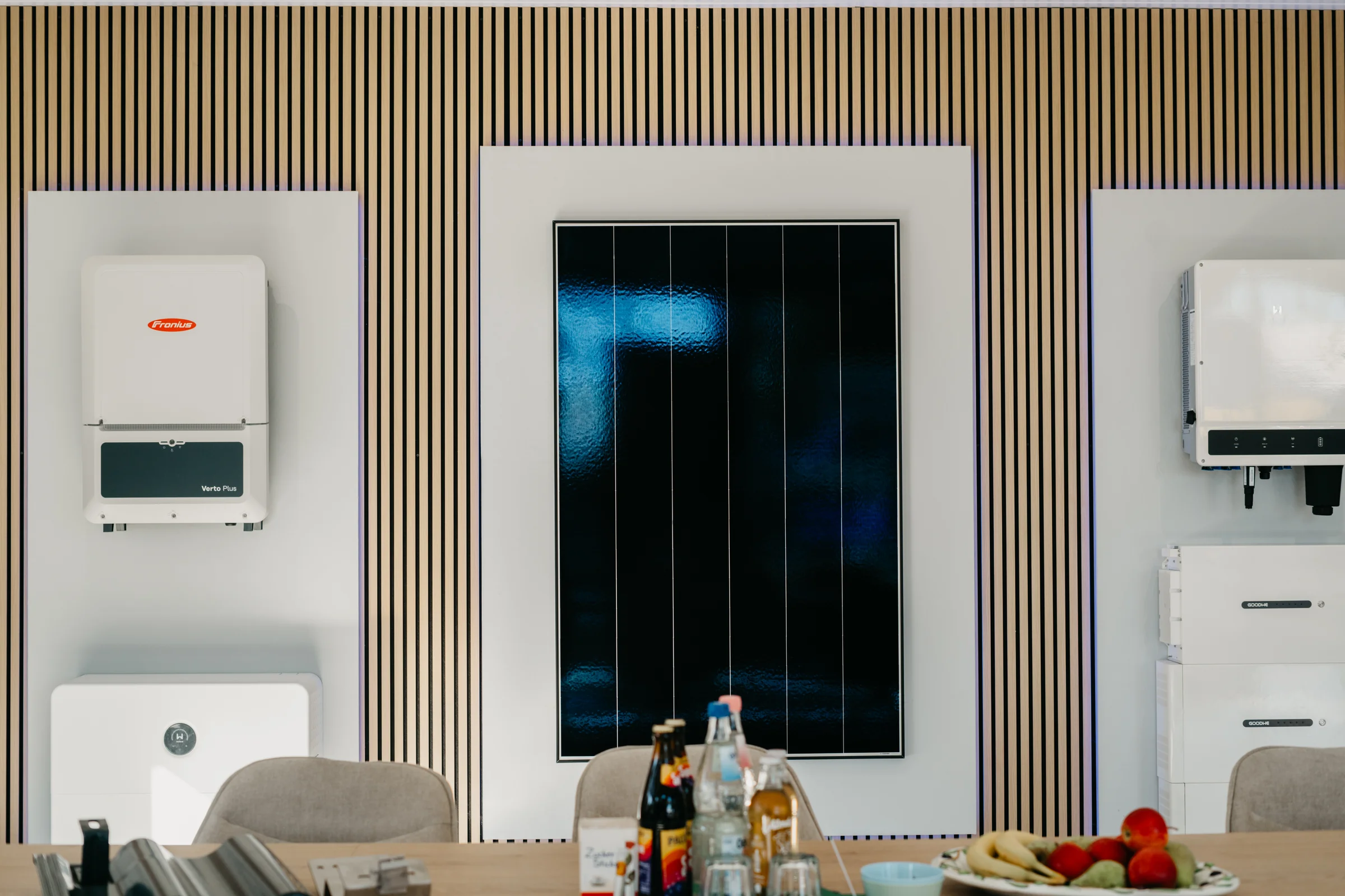 Solarmodul und Wechselrichter an der Holzlamellenwand im Showroom