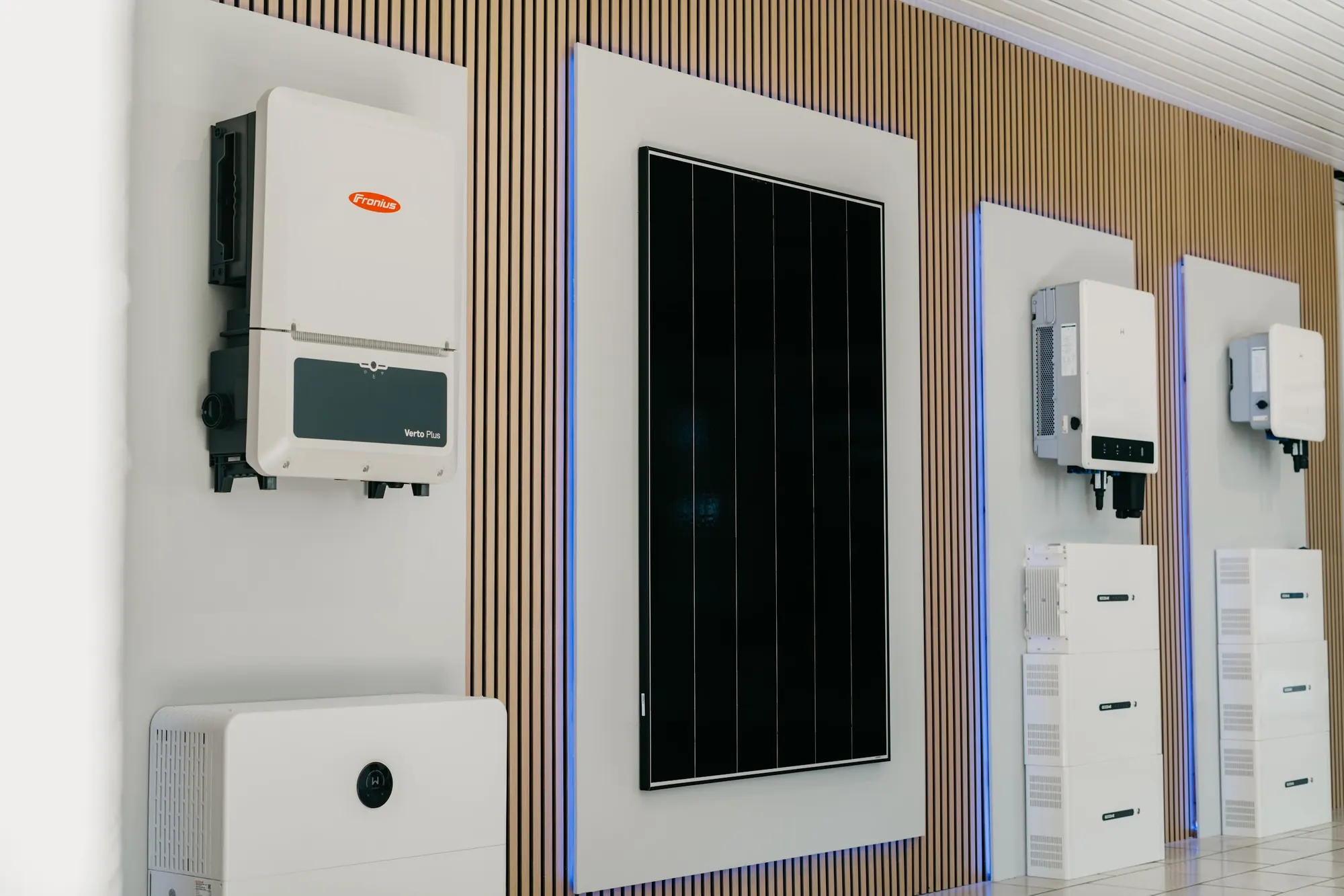 Wechselrichter, Solarmodul und Speichertürme im Showroom