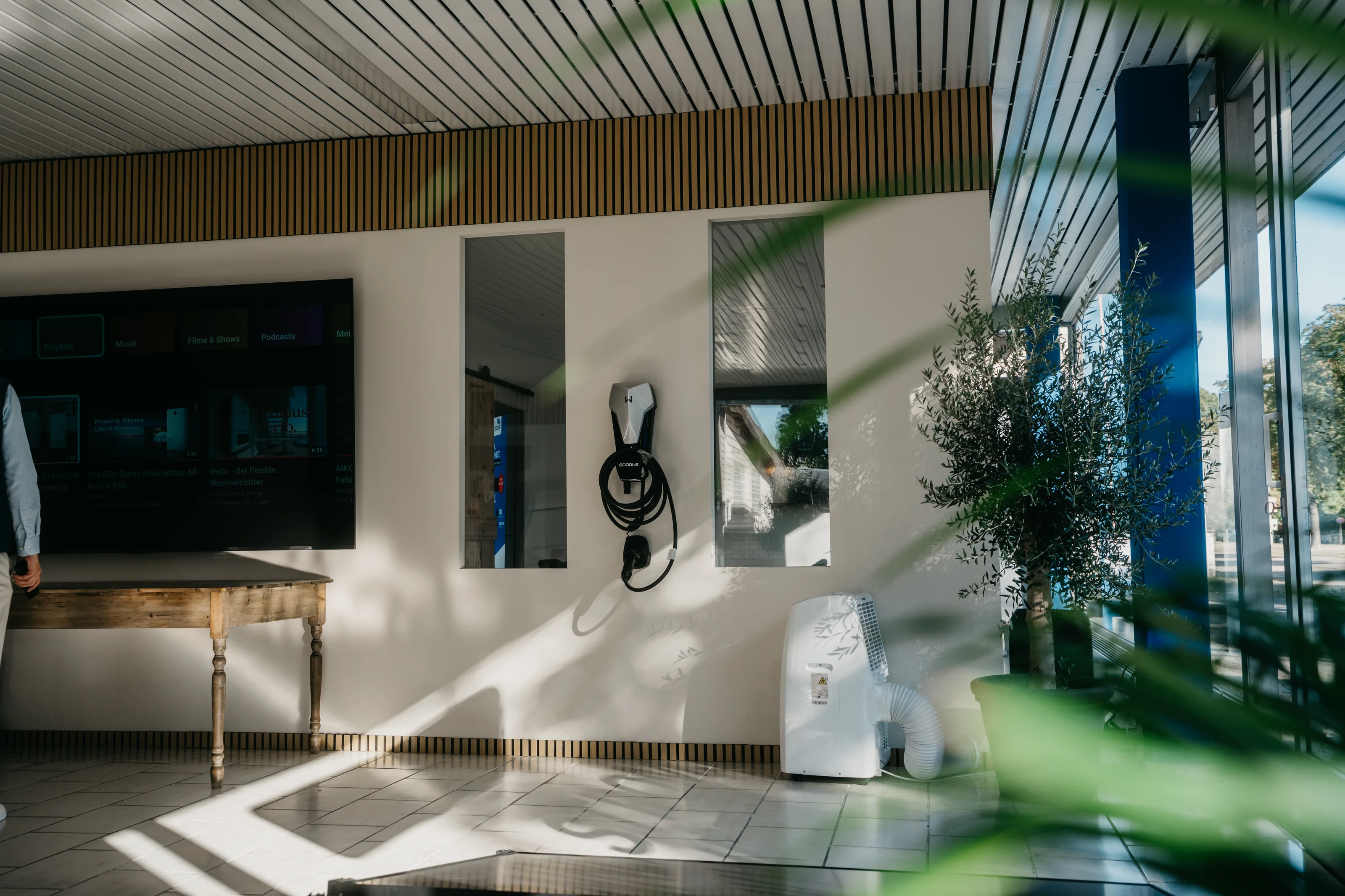 Wallbox und Klimagerät im lichtdurchfluteten Showroom