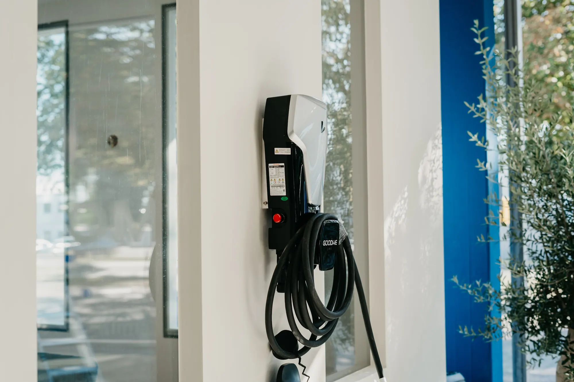Wallbox mit Ladekabel im Showroom in Lorsch