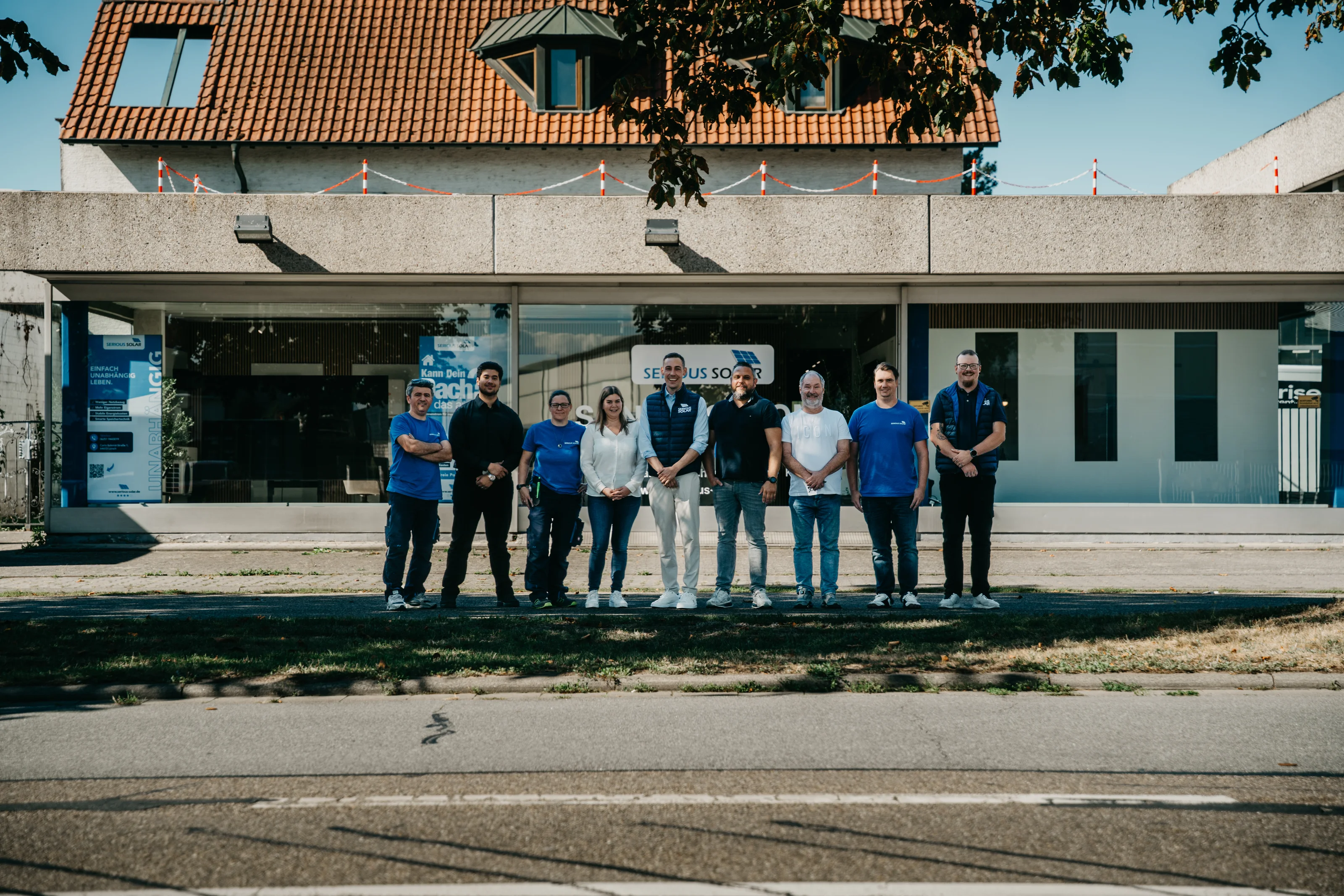 Das Team von SERIOUS SOLAR vor dem Standort in Lorsch
